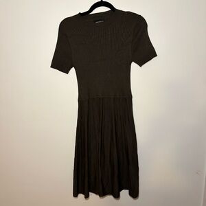 Fortune + Ivy Sweater Dress Work Casual Midi short sleeve olive green pleated M